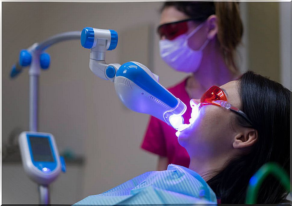 Teeth whitening in a clinic.