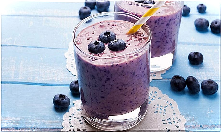 Blueberry yogurt smoothie