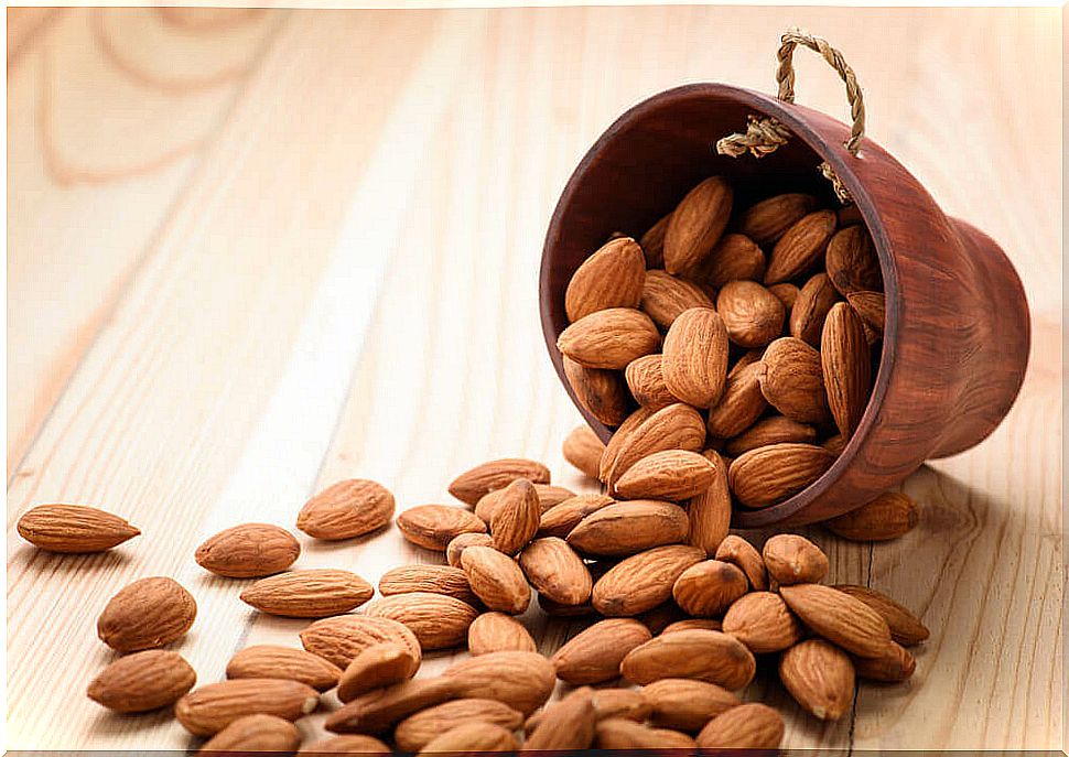 Almonds are a source of vitamins and, specifically, they contain vitamin B2