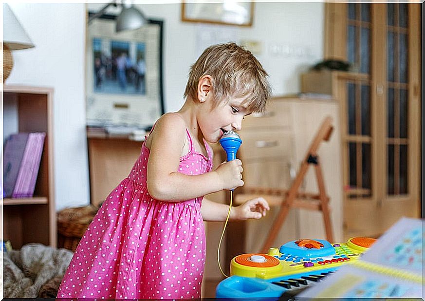 girl singing with her mother to teach her to calculate.