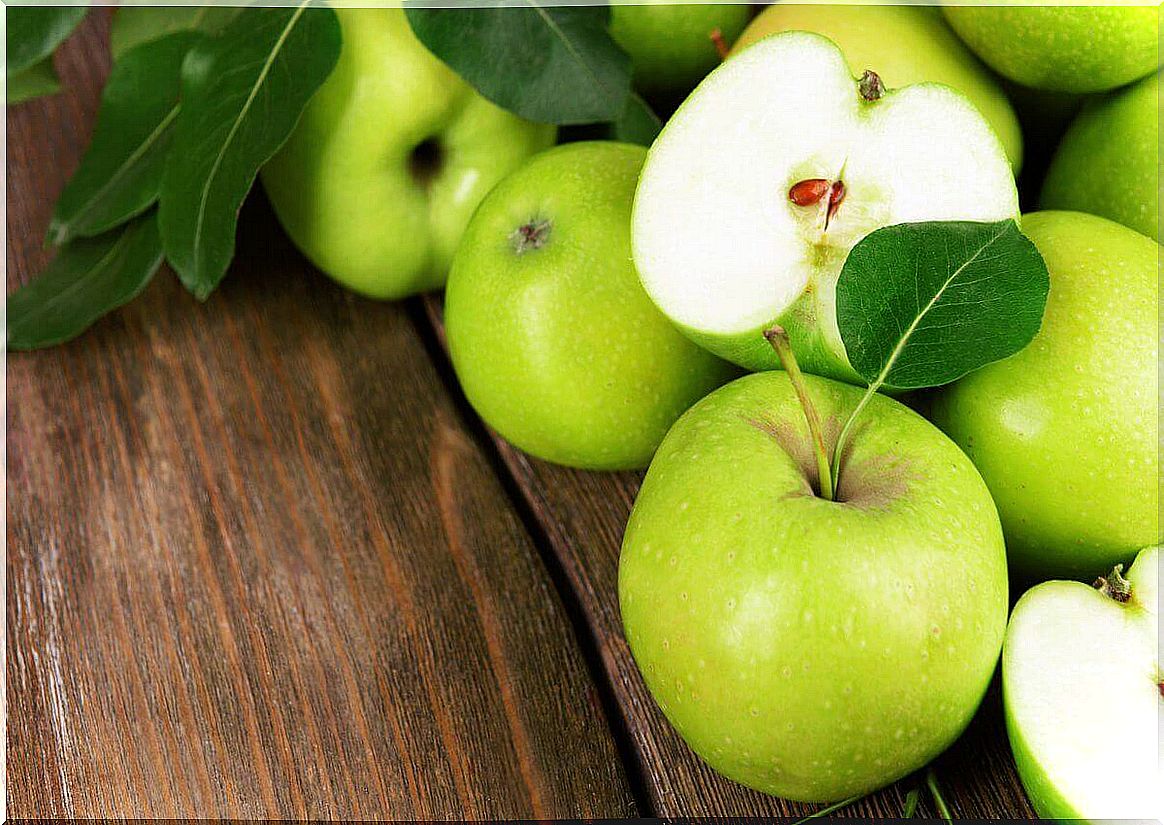 Low-calorie fruits and vegetables apples