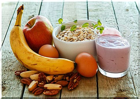 Varied foods: fruits, eggs, yogurt and cereals.