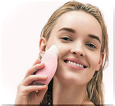 massage-with-facial-brush