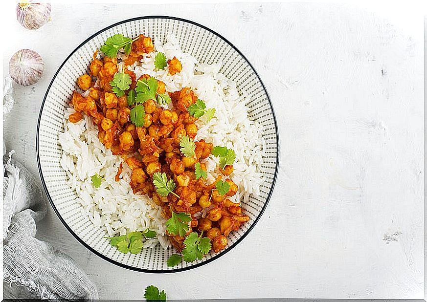 Basmati rice with chickpeas and curry sauce