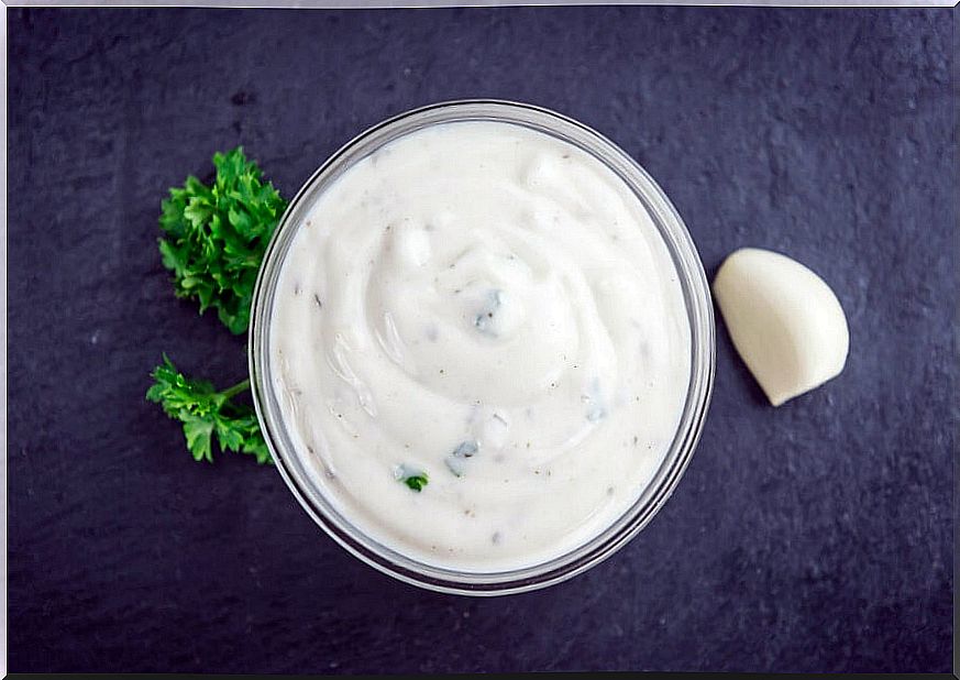 Garlic sauce with béchamel sauce