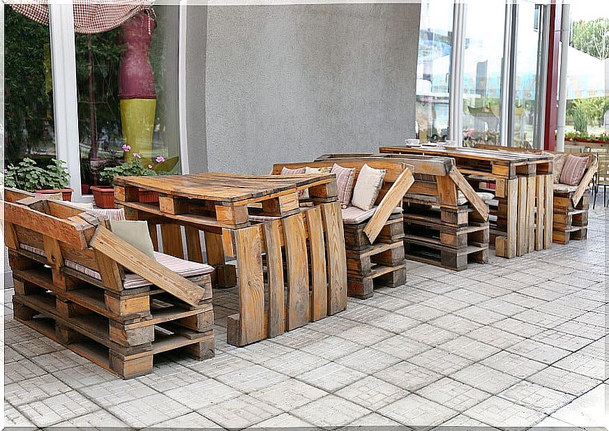 Furniture with recycled material: ecological decoration