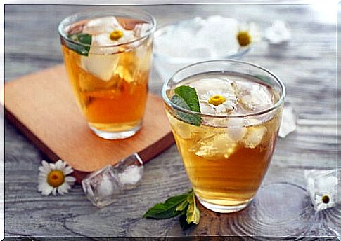 Two glasses of chamomile with ice.