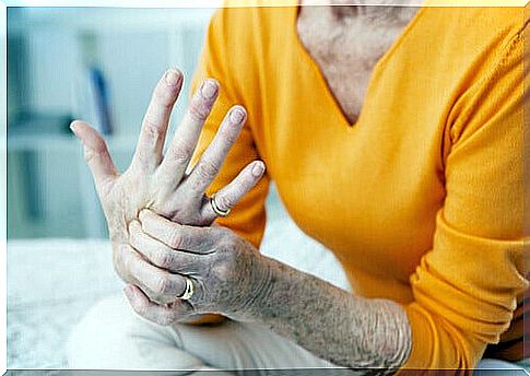 Woman with joint pain in the hand.